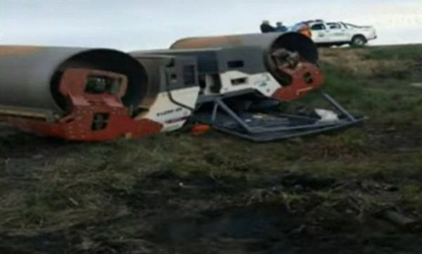 Operario de aplanadora fallece tras volcar al costado de la ruta en Caapucú