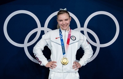 Jade Carey debuta en los JJOO recogiendo el oro de Simone Biles