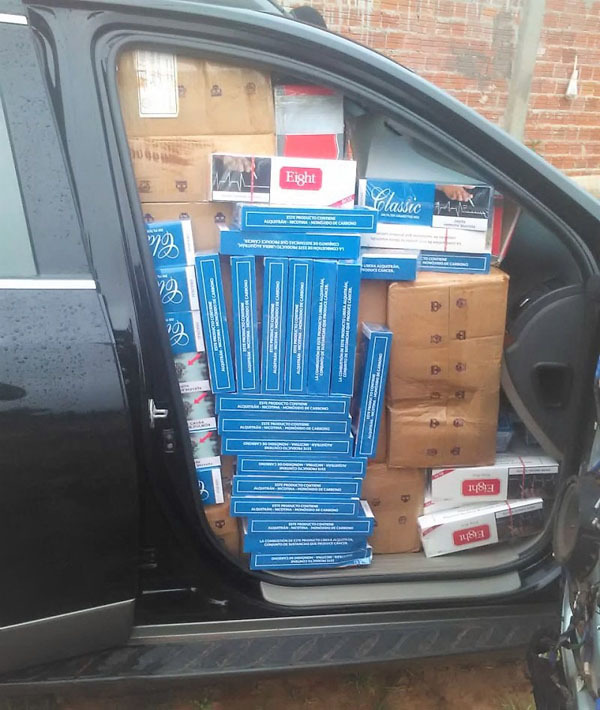 Cae camioneta REPLETA de CIGARRILLOS y ESENCIAS de NARGUILE