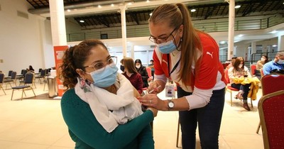 La Nación / Trabajadores priorizados recibieron segunda dosis