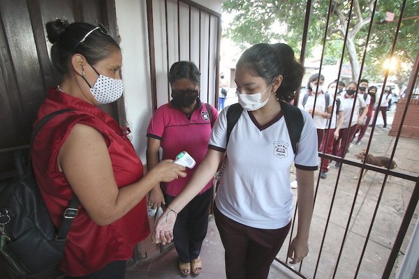 Crónica / VUELTA A CLASES. ¡Aseguran que papis hacen copiatín!
