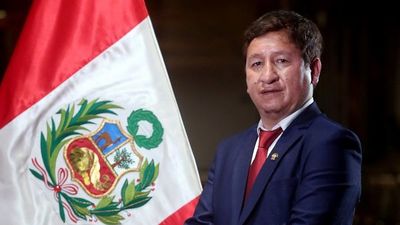 Líderes peruanos piden salida del primer ministro Bellido