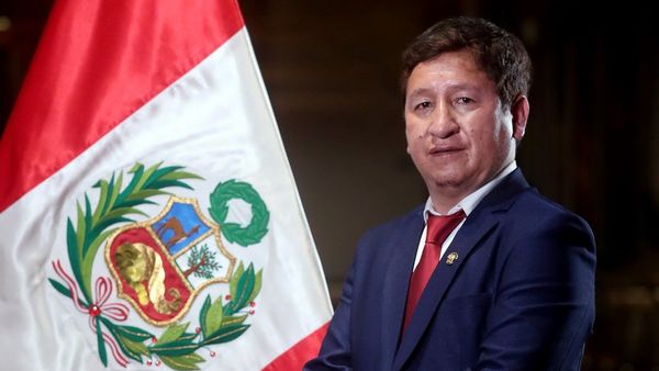 Líderes peruanos piden salida del primer ministro Bellido