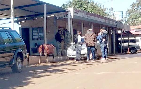 Se filtran imágenes de encuentro semanal de contrabandistas y marinos para la “coimeada” - La Clave