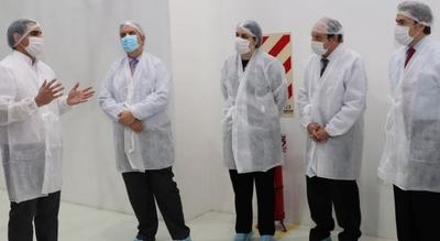 Autoridades del MIC y de la UIP visitaron innovadora planta industrial de Laboratorios Éticos