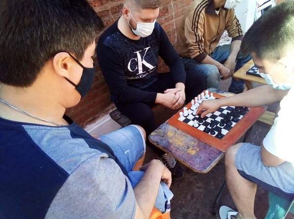 IMPLEMENTAN JUEGO DE AJEDREZ EN PENAL DE ENCARNACIÓN