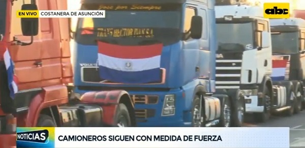 Continúa la protesta de camioneros en Asunción