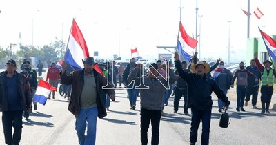 La Nación / Paro de camioneros: “Van a tener que hacerse responsables de lo que pueda llegar a pasar”