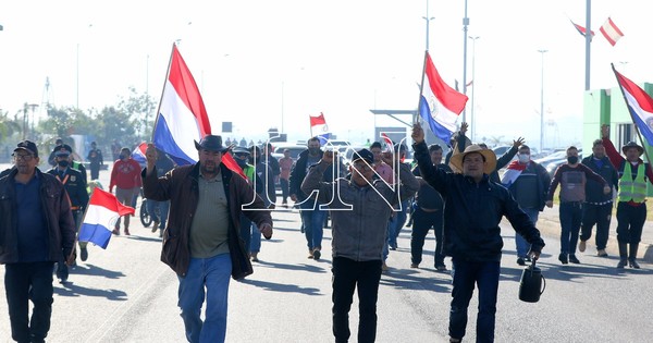 La Nación / Paro de camioneros: “Van a tener que hacerse responsables de lo que pueda llegar a pasar”