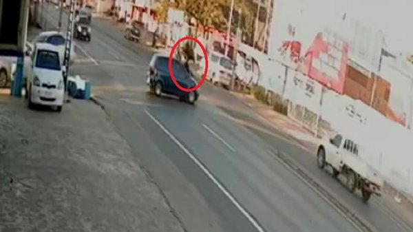 Motociclista vuela por los aires tras chocar contra auto | Noticias Paraguay
