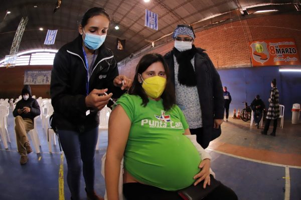 Instan a embarazadas a recibir la segunda dosis contra el COVID | Ñanduti