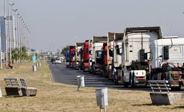 Diario HOY | Luguistas en puestos clave en Senado azuzan a camioneros: “Una tilinguearía”, dice UIP