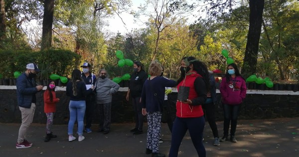 La Nación / Jóvenes entregaron 90 plantines a la ciudadanía en parque de Sajonia