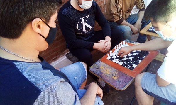 Implementan juego de ajedrez en penal de Encarnación