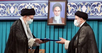 La Nación / Irán: el ultraconservador Ebrahim Raisi asume la presidencia