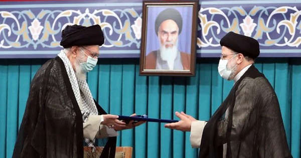 La Nación / Irán: el ultraconservador Ebrahim Raisi asume la presidencia