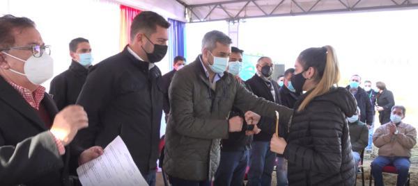 Pobladores de Ñeembucú reciben aportes para fortalecer la educación, la salud y la producción - El Trueno