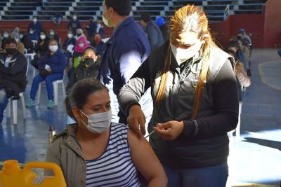 Covid-19: poco movimiento en centro de vacunación de Villarrica - Nacionales - ABC Color