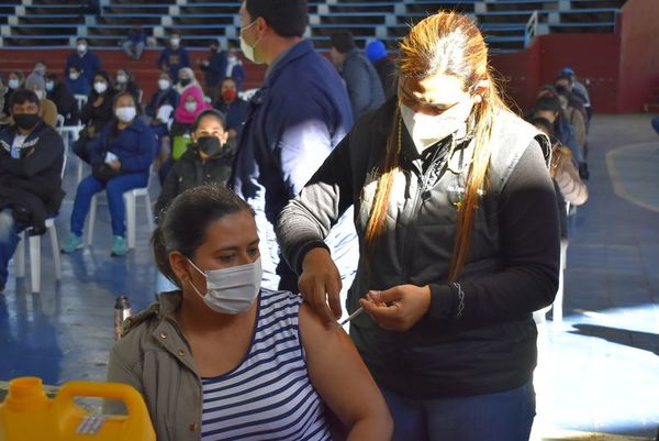 Covid-19: poco movimiento en centro de vacunación de Villarrica - Nacionales - ABC Color