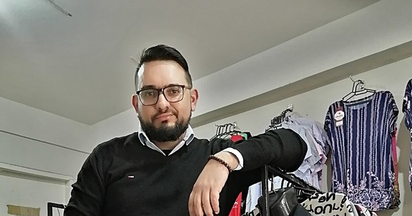 La Nación / Emprendedores LN: joven enfocado en lograr la libertad financiera abrió su primera tienda y ya proyecta otras