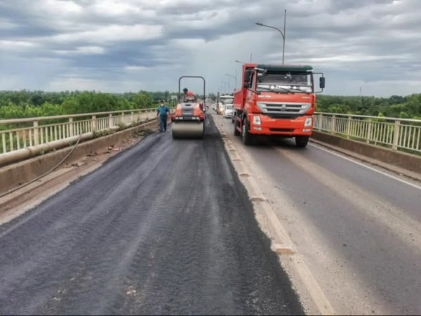 MEJORAS MEDIANTE BACHEO EN LA RUTA PY08