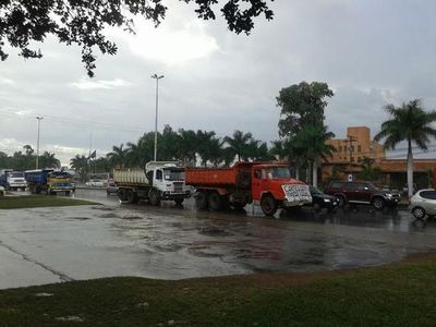 Concejal camionero justifica retención ilegal de transportes para que “acompañen las reivindicaciones” - Nacionales - ABC Color
