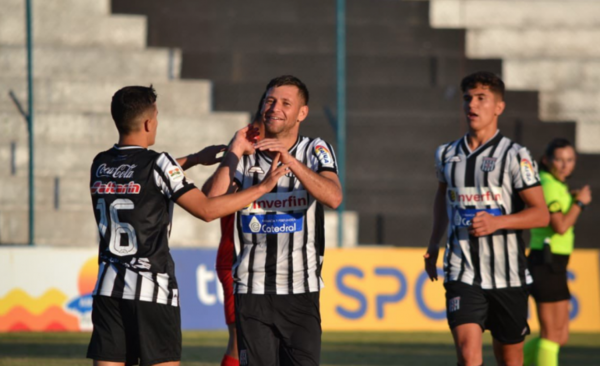 Diario HOY | Santaní saca a relucir todo su oficio ante Rojas Silva en Copa Paraguay