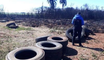Vuelven a tirar cubiertas en desuso en terreno donde ocurrió voraz incendio - ABC en el Este - ABC Color