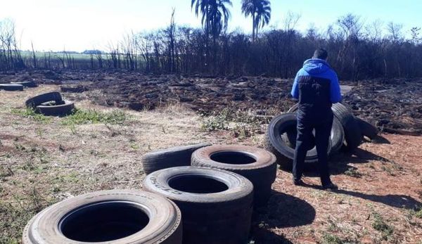 Vuelven a tirar cubiertas en desuso en terreno donde ocurrió voraz incendio - ABC en el Este - ABC Color