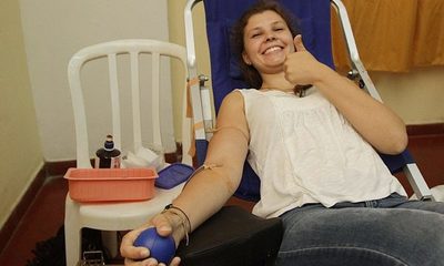 ¿Cuánto tiempo después de recibir la vacuna contra COVID-19 se puede donar sangre?
