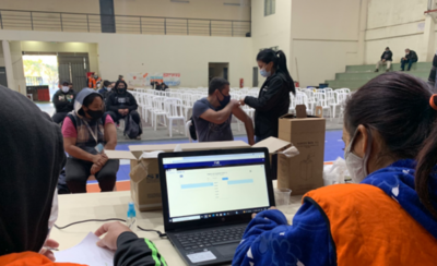 Diario HOY | Insta a recibir la segunda dosis y no relajarse porque las cifras van bajando