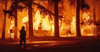 Incendio forestal en California obliga a evacuar a un pueblo entero