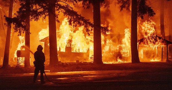 Incendio forestal en California obliga a evacuar a un pueblo entero