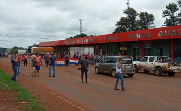 Denuncian a camioneros en huelga por agresión y robo