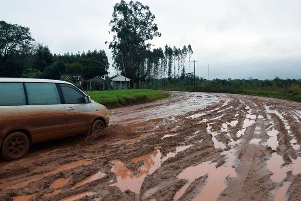 Pobladores exigen asfaltado de rutas de Caazapá - Nacionales - ABC Color