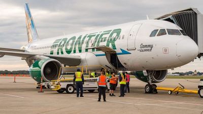 La tripulación de un avión ata a un pasajero violento con cinta adhesiva
