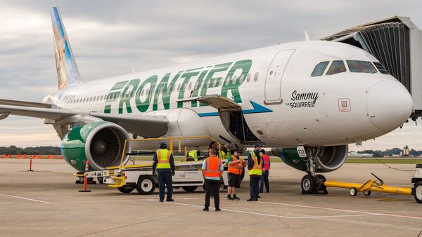 La tripulación de un avión ata a un pasajero violento con cinta adhesiva