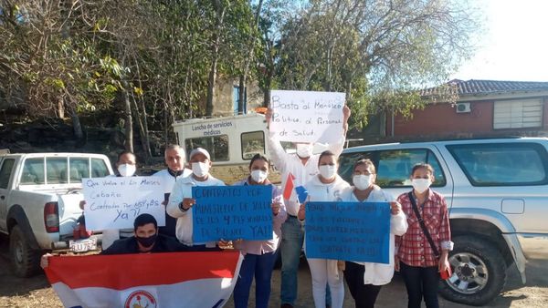 Enfermeros protestan por falta de pago y exigen contratos