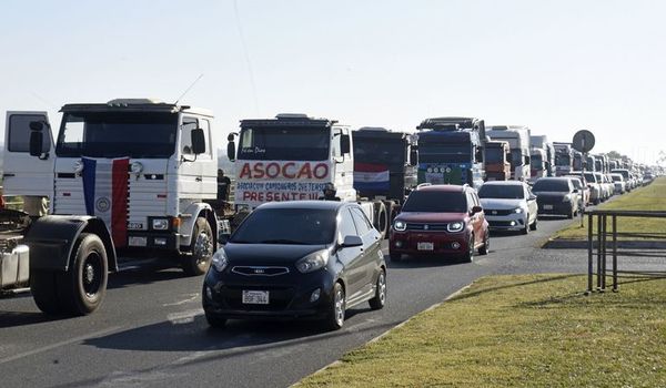 Camioneros presionan para tener una ganancia asegurada del 25% por ley - Nacionales - ABC Color