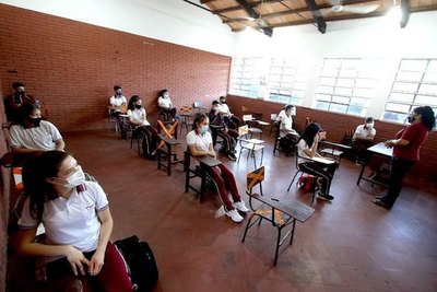 Crónica / Padres deben autorizar clases presenciales he’i