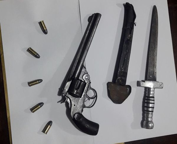 Detienen en controles aleatorios a un hombre con cinco órdenes de captura, un revólver y un puñal - Nacionales - ABC Color