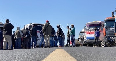La Nación / Camioneros agreden, amenazan y retienen a funcionario del GN/MM que se dirigía a CDE