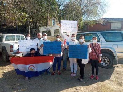 Enfermeros protestan por falta de pago y exigen contratos