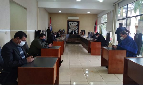 Concejales de Minga Guazú se pasan chateando durante sesión