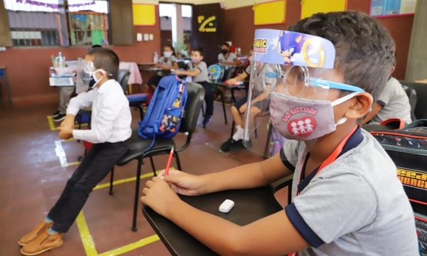 Padres deben firmar autorización para que sus hijos vuelvan a clases presenciales