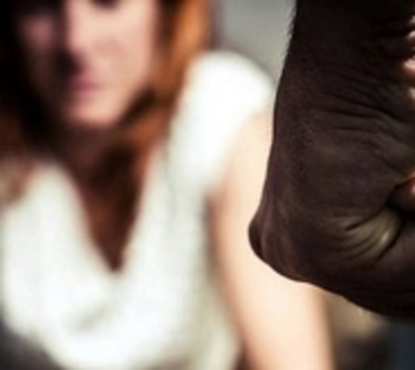 Mujer fue víctima de un intento de feminicidio en Luque - Paraguay.com