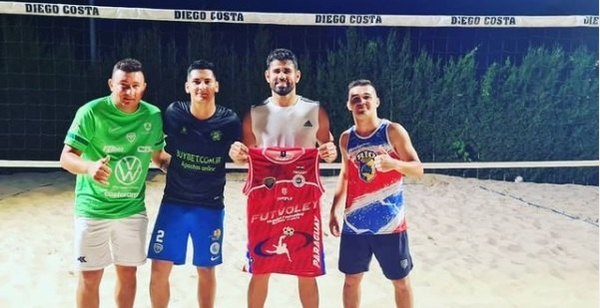 Diego Costa disfruta del pikivóley en España junto a unos 'hermanos paraguayos'
