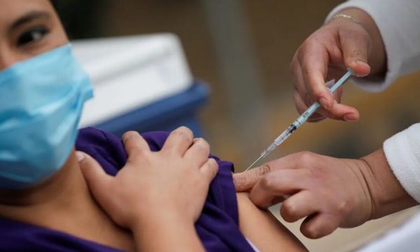 Personas completamente inmunizadas tienen 3 veces menos posibilidades de contraer covid-19