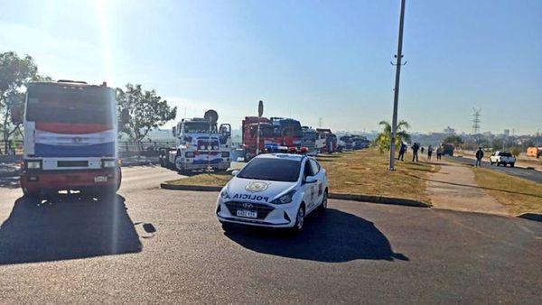 Camioneros bloquean el transito en la Costanera de Asunción