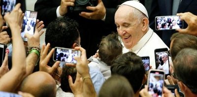 El papa Francisco volvió a encabezar una audiencia general a un mes de su operación de colon | .::Agencia IP::.